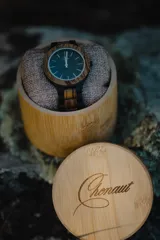 Reloj Vernoir con caja de madera de Zebrano y malla de Chacate Preto con incrustaciones de madera de Zebrano. Esfera negra con marcadores minimalistas en blanco y manecillas negras.