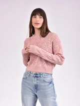 Sweater rosado de tejido de punto calado, con cuello redondo y mangas largas.