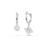 Par de aros asimétricos bañados en rodio con cristales blancos engastados en pavé. Uno es un aro mini con una estrella colgante en 3D y el otro es un aro mini con una esfera colgante.