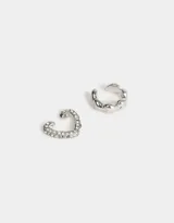 Set de dos earcuffs plateados: uno torzado y otro con strass.