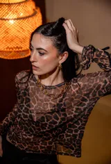 Remera de microtul con estampado animal print, mangas largas y cordones ajustables en los puños.