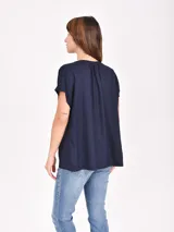 Blusa blanca de mangas cortas con escote en V.