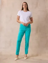 Pantalón de vestir color turquesa, de gabardina elastizada, marca Zac & Rachel. Tiene pretina ancha con faja interna modeladora, largo de pierna con costura frontal pespunteada y trasera con bolsillos ojal simulados.