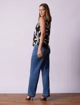 Blusa sin mangas de gasa estampada en blanco y negro, marca Floral & Ivy. Tiene cuello a la base y escote en V con botones.