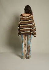 Sweater tejido a mano de lana multicolor, con cuello redondo y mangas largas abullonadas.