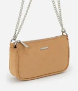 Cartera baguette color marrón claro, con correa de cadena plateada y logo metálico al frente.