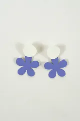 Aros de diseño floral en colores blanco y violeta, con forma de flores.