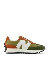 Championes New Balance de estilo de vida, con capellada en tonos verde oliva, verde oscuro y naranja, con logo "N" blanco y suela de goma negra.