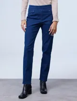 Jegging de algodón elastizado color negro, con pretina ancha elastizada, bolsillos delanteros simulados y bolsillos traseros aplicados.