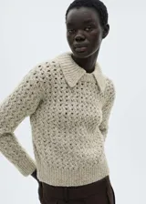 Sweater beige de punto calado con cuello polo y terminaciones acanaladas.