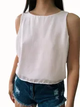Blusa sin mangas de color rosado con detalle de lazo en la espalda.