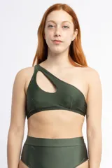 Top de bikini verde militar de un hombro con abertura en el frente.
