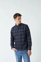 Camisa de pana a cuadros azul marino y rojo, de manga larga, con fit regular, cartera con botones y bolsillos con botones.