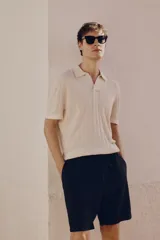 Short negro de lino y algodón, con cintura elástica y cordón ajustable.