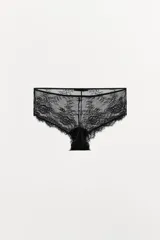 Braguita tipo culotte de encaje negro con cintura elástica fina.