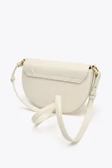 Bolso de hombro ovalado color crema con asa de doble tira redonda con detalles metalizados dorados. Incluye cierre imantado, asa de bandolera extraíble con tejido a contraste y bolso interior con cierre mediante cremallera metálica.