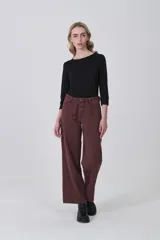 Remera negra de manga tres cuartos con cuello redondo a la base.