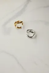 Anillo plateado de acero quirúrgico con diseño irregular y ajustable.