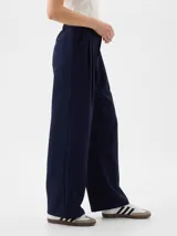 Pantalón de vestir azul marino, de corte recto, con bolsillos laterales y traseros.
