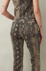 Pantalón de tiro medio con estampado animal print, de corte Oxford y calce al cuerpo.