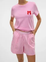 Short de tiro alto con cintura elástica, color rosa con rayas verticales rojas.