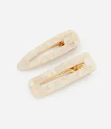 Set de dos pinzas para el pelo, una rectangular y otra triangular, confeccionadas en resina con efecto marmoleado en tonos beige y blanco, con detalles metálicos dorados.