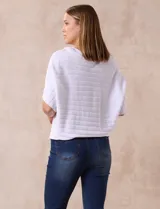 Buzo tejido acanalado color fucsia, marca Ninety, con mangas cortas japonesas y cuello redondo.