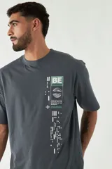 Remera color rosa viejo de corte amplio con estampa en el frente que incluye texto y diseño gráfico.