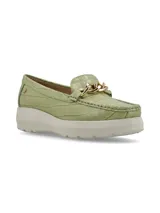 Mocasín de cuero charol negro con plataforma blanca y detalle de hebilla metálica plateada en el empeine.