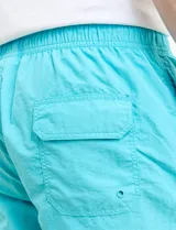 Short de baño azul con cintura elástica y cordón ajustable.