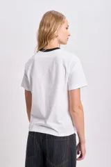 Remera blanca de algodón con cuello redondo y estampado frontal con la frase "Los Angeles" en letras negras con efecto 3D.