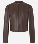 Campera de cuero sintético (PU) color marrón oscuro, con cuello redondo, cierre frontal y recortes verticales que estilizan la silueta. Posee mangas largas y bolsillos laterales con cierre.