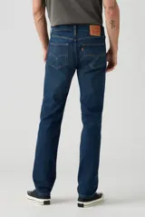 Pantalón de jean azul oscuro, corte slim fit, tiro medio y confeccionado en tejido rígido.