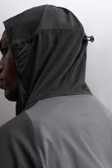 Chaqueta deportiva negra con paneles grises en hombros y laterales, capucha ajustable, cierre frontal con cremallera, bolsillos laterales con cremallera y puños elásticos. Zara Athleticz.