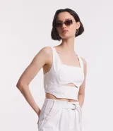 Blusa cropped de sarga color blanco, con escote cuadrado, breteles anchos, lastex en la espalda y detalle cutout debajo del busto.