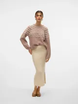 Sweater color lila de punto con cuello redondo y manga larga, con diseño de ondas blancas en la parte superior.