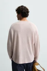 Jersey color verde claro de punto tejido en hilatura ligera de lino, corte relaxed fit, cuello redondo y manga larga con terminaciones en rib.