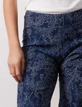 Bermuda azul marino estampada con diseño de hojas y flores en blanco y celeste.