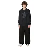 Campera deportiva Adidas Firebird Track Top negra con cierre frontal, cuello alto y tres rayas blancas en las mangas.