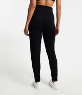 Pantalón deportivo tipo jogger color negro, confeccionado en viscosa, con elástico y lazo en la cintura y bolsillos laterales.