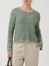Sweater de punto calado color verde salvia, con cuello redondo y mangas largas acampanadas.