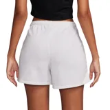 Short deportivo Nike color gris claro melange, de corte holgado y tiro alto con cintura elástica. Presenta un pequeño logo Swoosh bordado en color dorado pálido en la parte inferior delantera.