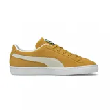 Championes Puma Suede Classic color mostaza con franja lateral blanca y suela de goma blanca.