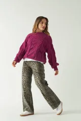 Sweater marrón de punto trenzado con cuello redondo y mangas largas abullonadas.