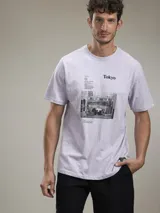 Remera gris con estampado de una fotografía en blanco y negro y la palabra 'Tokyo' en la parte superior.