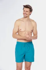 Short de baño color coral con cintura elástica y cordón ajustable.