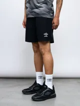 Short deportivo azul de entrenamiento, con pretina en contraste y logo de la marca en la pierna.