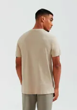 Camiseta gris oscuro de manga corta con cuello en V.