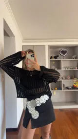 Buzo tejido de hilo color blanco, de mangas largas y calado.