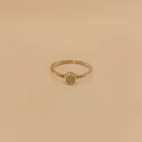 Anillo dorado con circonias, de oro 10k.
